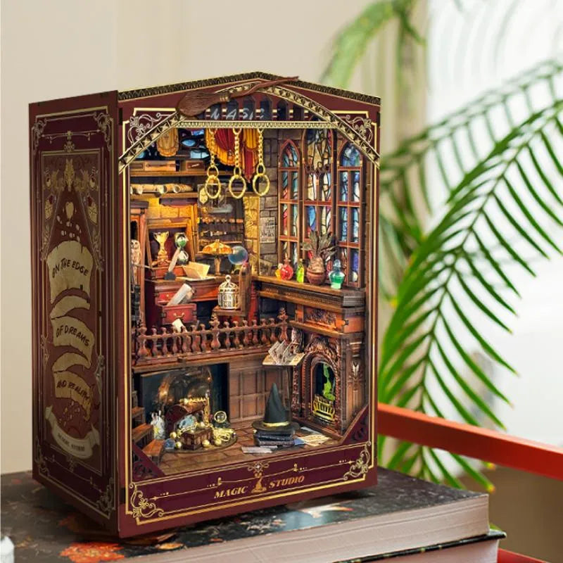 Seitliche Ansicht des Book Nook - Magic Studio mit gut sichtbaren Elementen