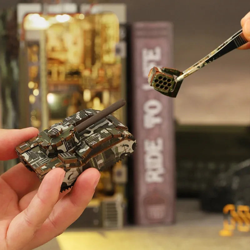 Detailansicht des Book Nook - Military Base mit präzise geschnittenen Holzteilen aus hochwertigem Material