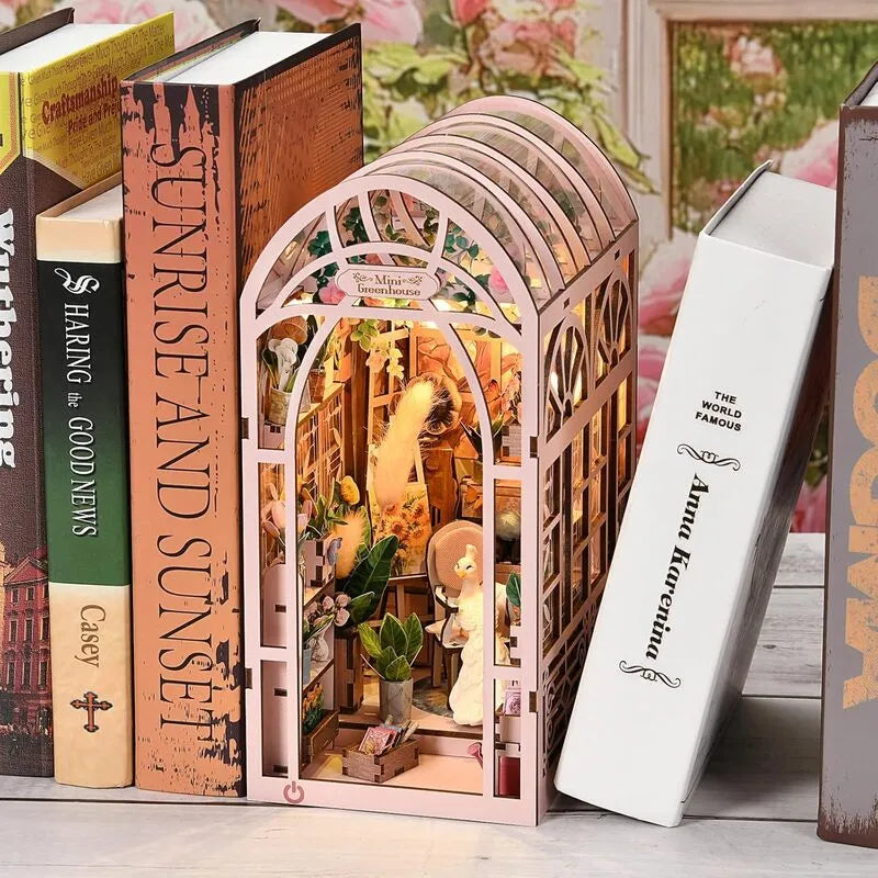 Seitliche Ansicht des Book Nook - Mini Greenhouse Flower Room mit gut sichtbaren Elementen