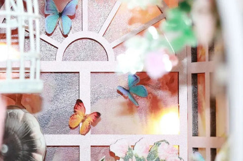 Detailansicht eines dekorativen Elements im Book Nook - Mini Greenhouse Flower Room mit feinen Details