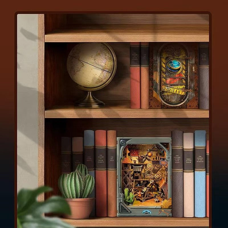 Book Nook - Mining Zone Fortress dekorativ auf einem Schreibtisch platziert