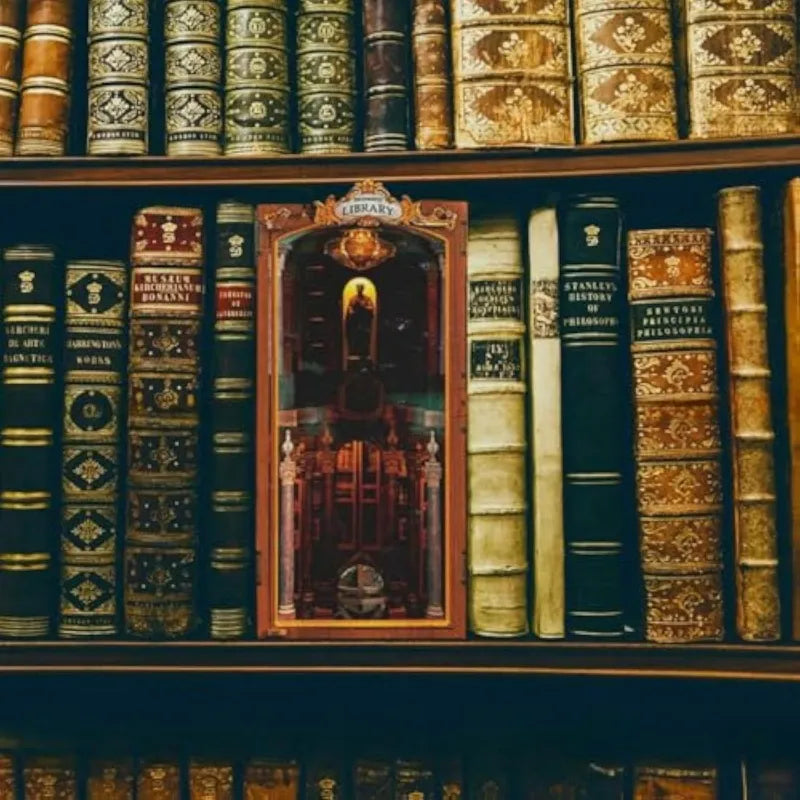 Book Nook - Monastery Library dekorativ auf einem Schreibtisch platziert