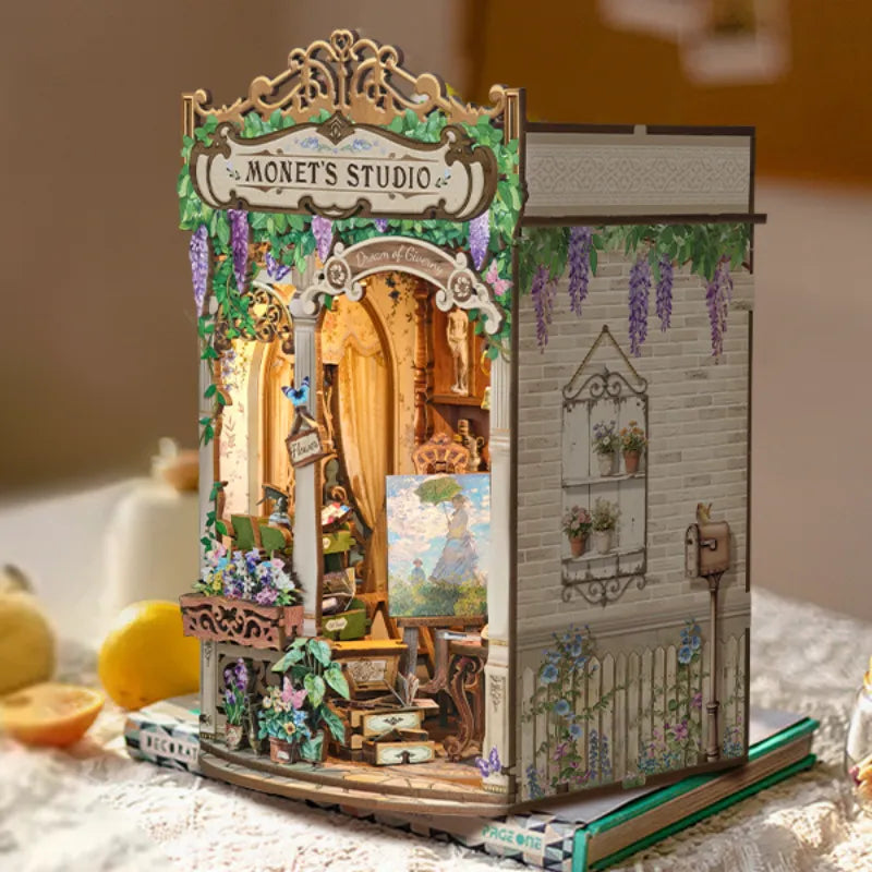 Seitliche Ansicht des Book Nook - Monet's Impression mit gut sichtbaren Elementen