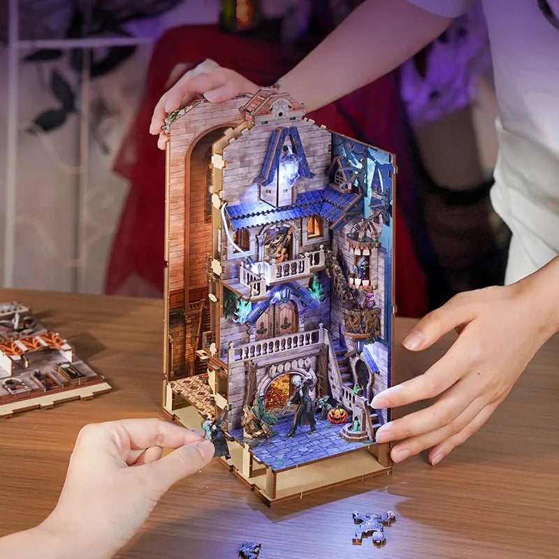 Nahaufnahme des Book Nook - Monster Carnival mit reichhaltigen Details