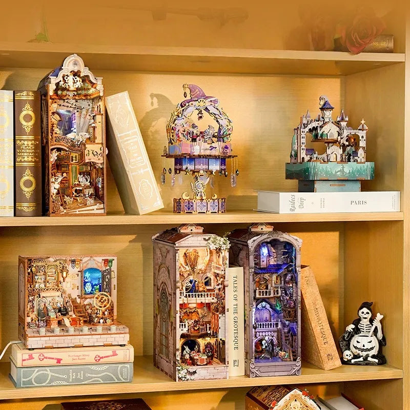 Book Nook - Monster Carnival dekorativ auf einem Schreibtisch platziert