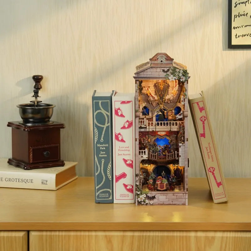 Book Nook - Monster Carnival dekorativ auf einem Schreibtisch platziert