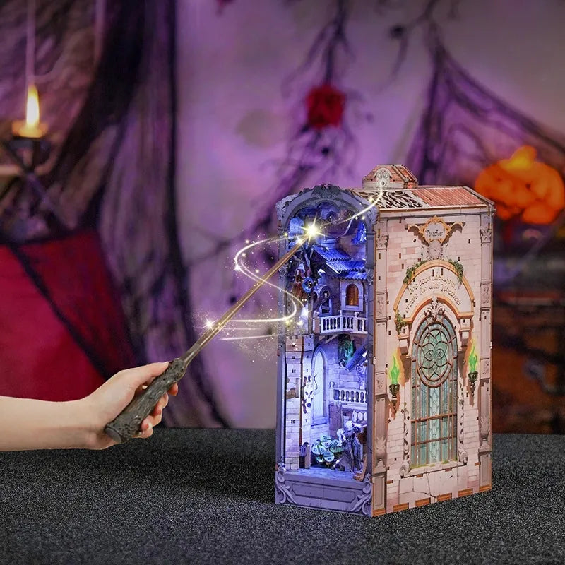Nahaufnahme des Book Nook - Monster Carnival mit reichhaltigen Details