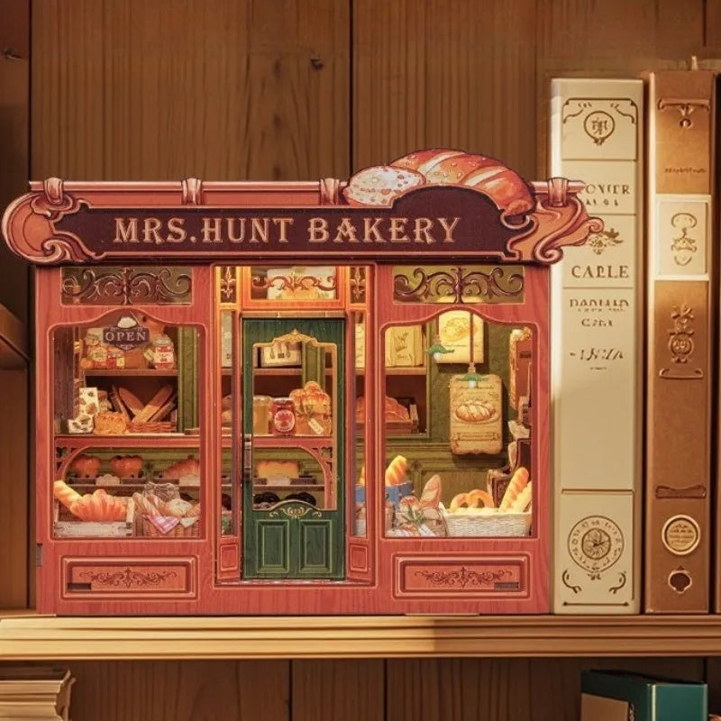 Book Nook - Mrs.Hunt Bakery dekorativ auf einem Schreibtisch platziert