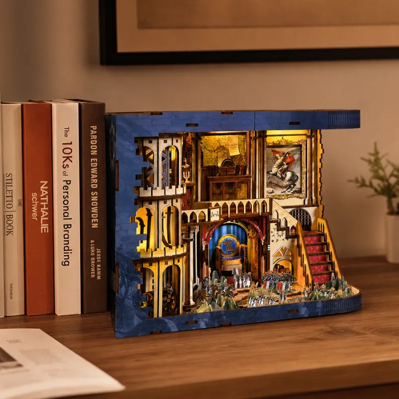 Book Nook Napoléon illuminato esposto accanto ai libri