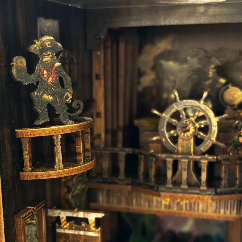 Detailansicht eines dekorativen Elements im Book Nook - New World Ghost Ship mit feinen Details