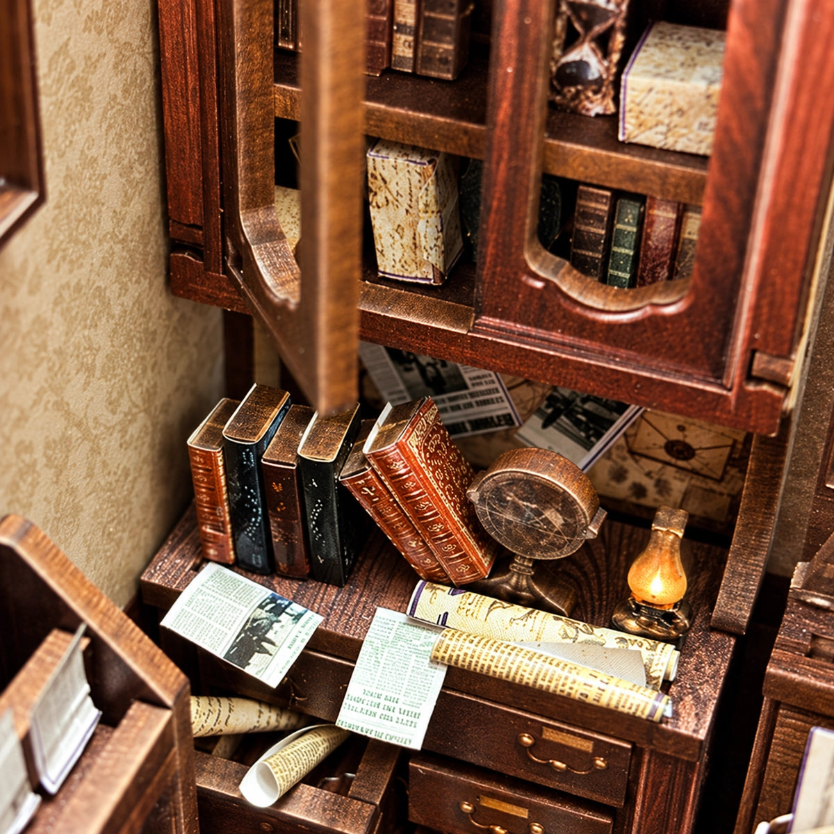Bücher und gerollte Papiere unter dem Wandschrank