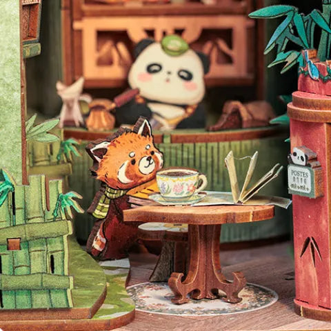 Detailansicht eines dekorativen Elements im Book Nook - Panda Bookshop mit feinen Details