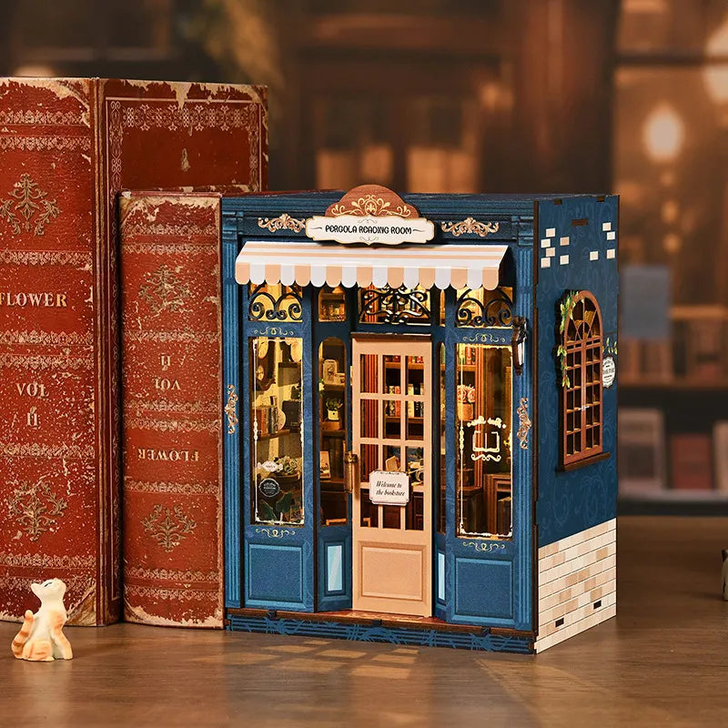 Book Nook - Pergola Reading Room dekorativ auf einem Schreibtisch platziert