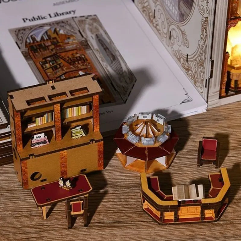 Detailansicht des Book Nook - Public Library mit präzise geschnittenen Holzteilen aus hochwertigem Material