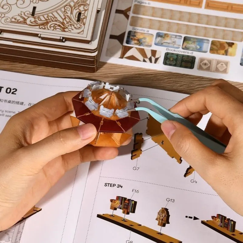 Detailansicht des Book Nook - Public Library mit präzise geschnittenen Holzteilen aus hochwertigem Material