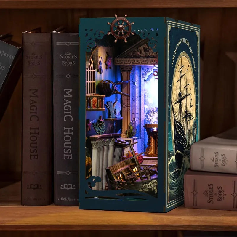 Book Nook - Riddle on the Seabed dekorativ auf einem Schreibtisch platziert