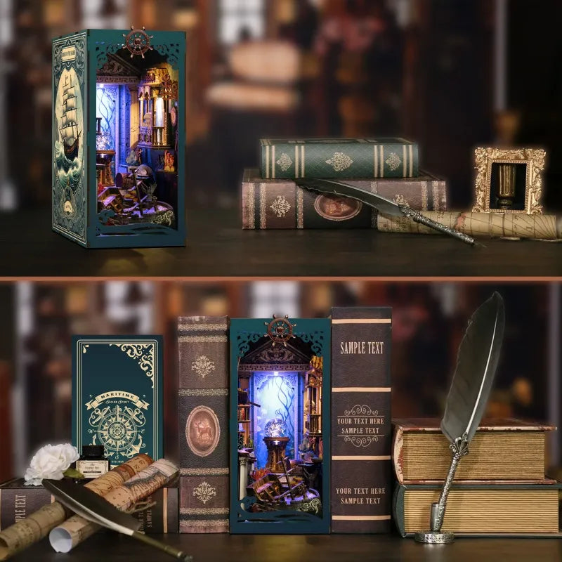 Book Nook - Riddle on the Seabed dekorativ auf einem Schreibtisch platziert
