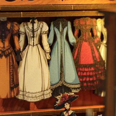Book Nook - Royal Seamerdekorativ auf einem Schreibtisch platziert
