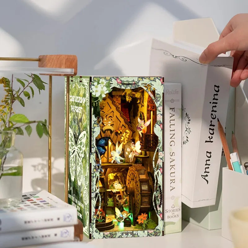Book Nook - Secret World Of The Forest dekorativ auf einem Schreibtisch platziert