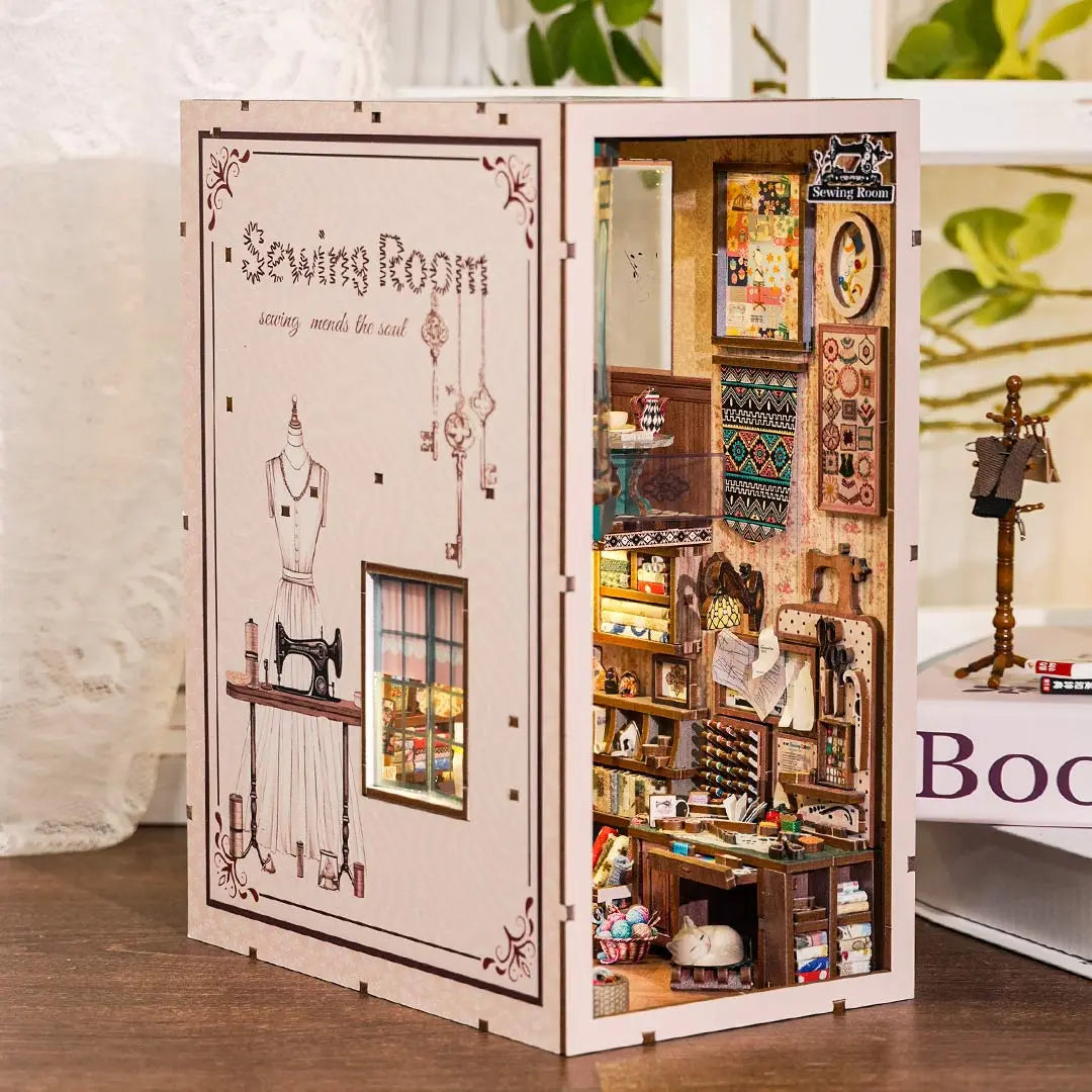 Seitliche Ansicht des Book Nook - Sewing Room mit gut sichtbaren Elementen