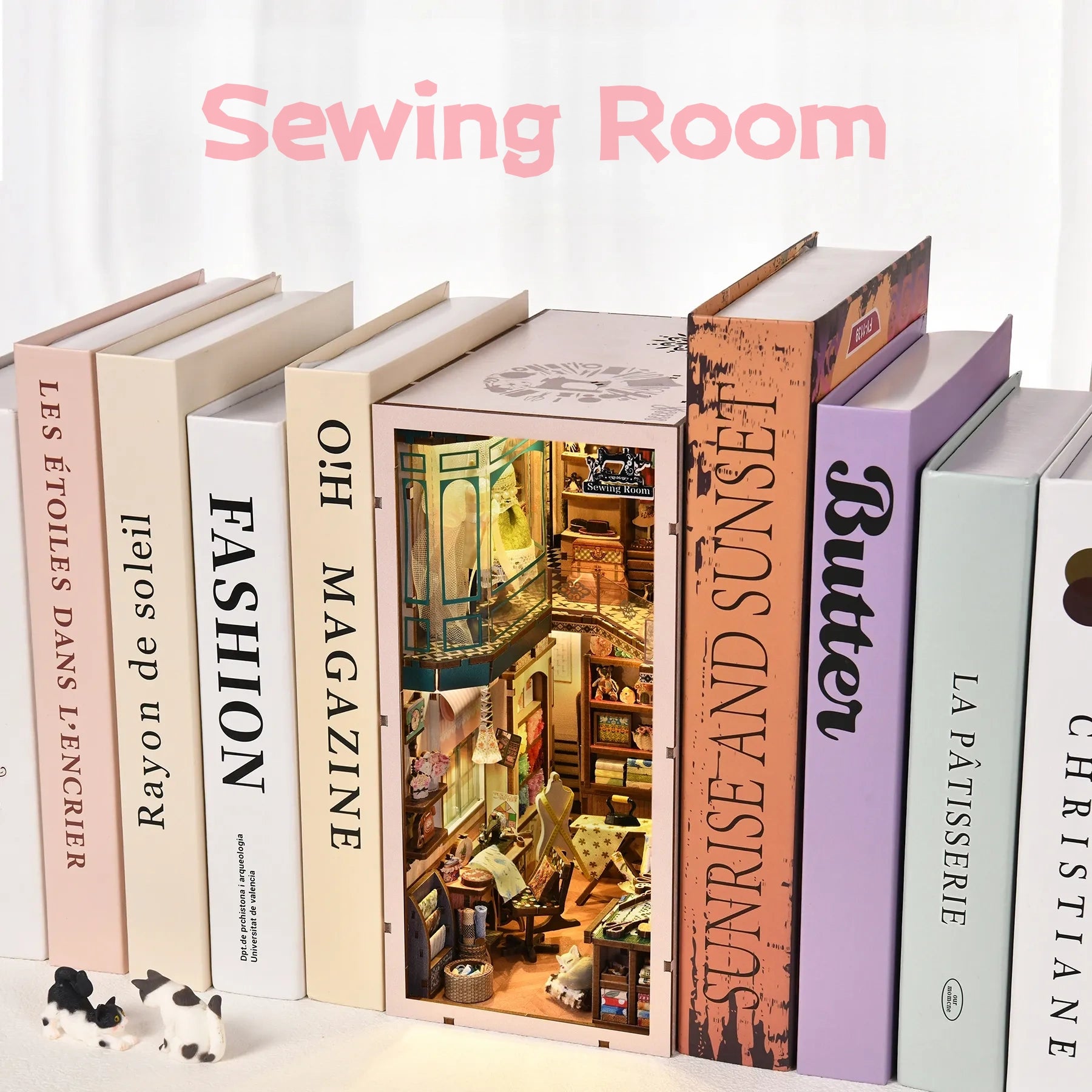 Book Nook - Sewing Room dekorativ auf einem Schreibtisch platziert