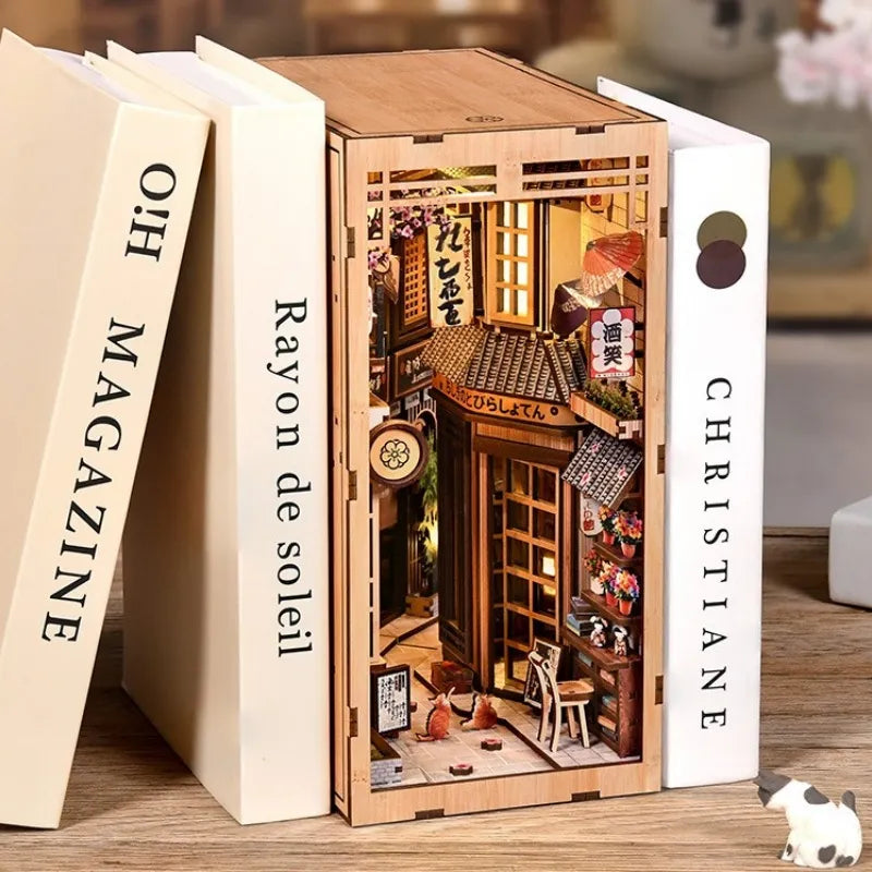 Book Nook - The Alley Waiting for the Cat dekorativ auf einem Schreibtisch platziert