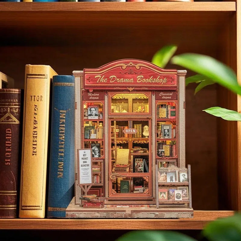 Book Nook - The Drama Bookshop dekorativ auf einem Schreibtisch platziert