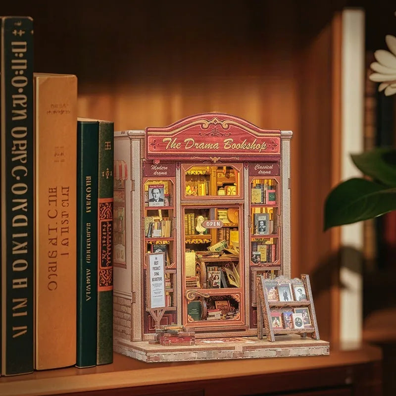 Book Nook - The Drama Bookshop dekorativ auf einem Schreibtisch platziert