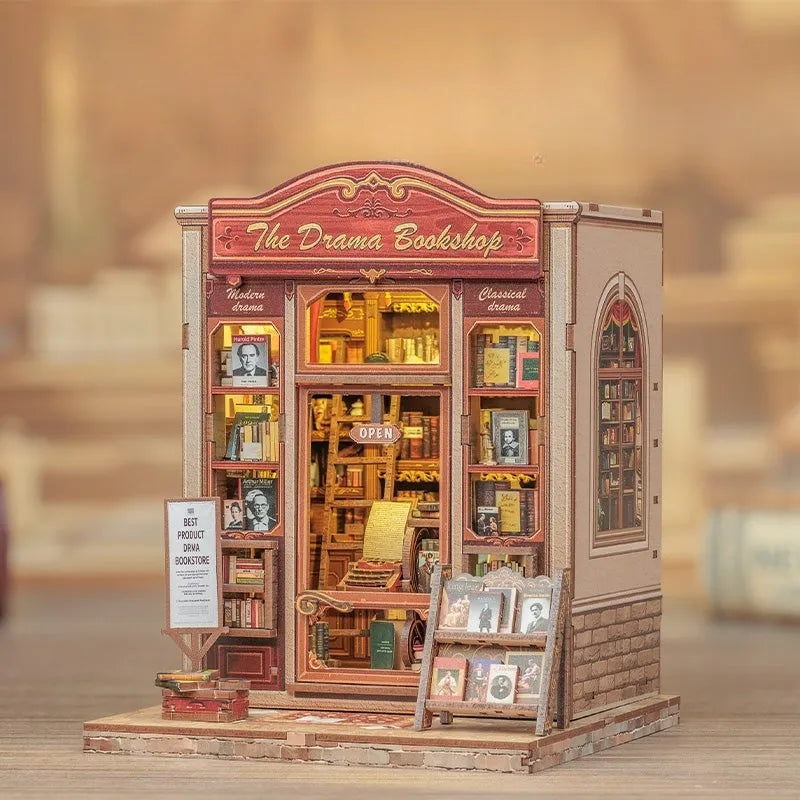 Seitliche Ansicht des Book Nook - The Drama Bookshop mit gut sichtbaren Elementen