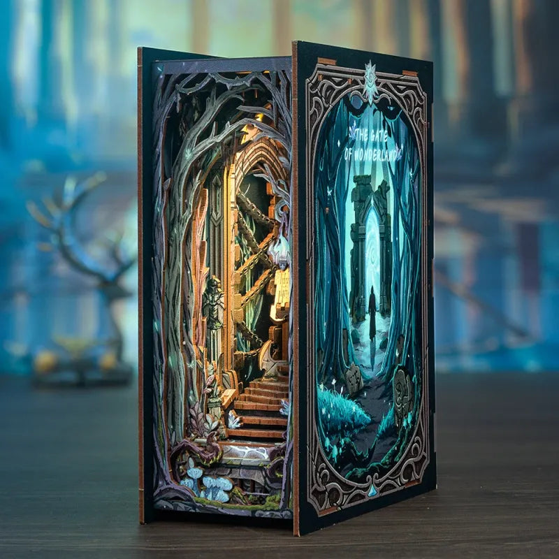 Book Nook - The Gate of Wonderland dekorativ auf einem Schreibtisch platziert
