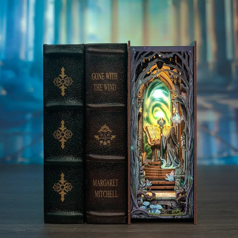 Book Nook - The Gate of Wonderland dekorativ auf einem Schreibtisch platziert