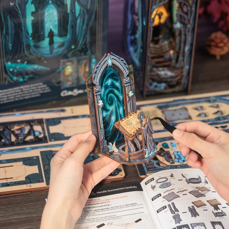 Detailansicht des Book Nook - The Gate of Wonderland mit präzise geschnittenen Holzteilen aus hochwertigem Material