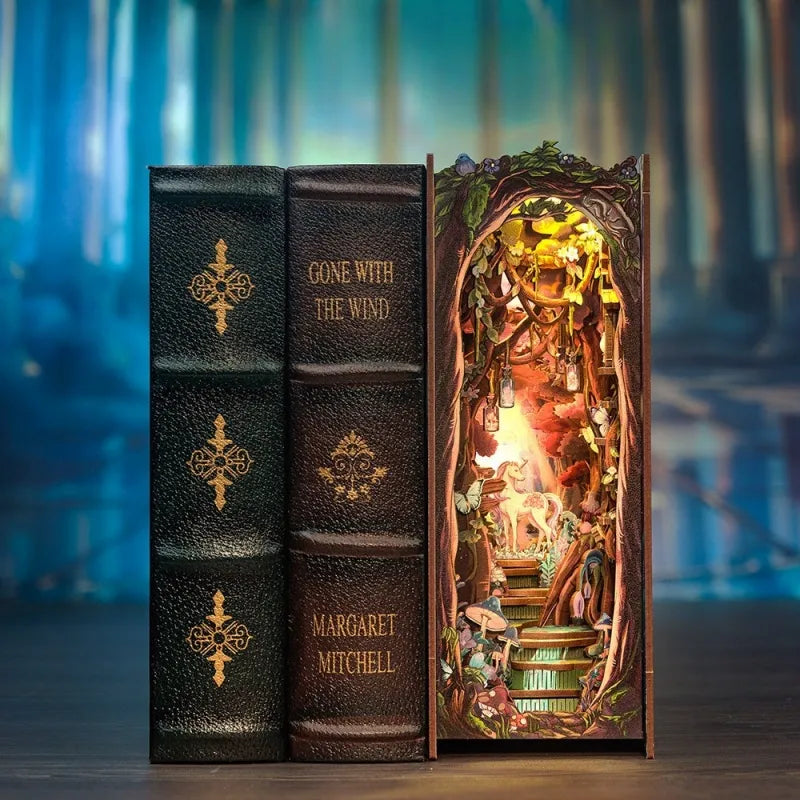 Book Nook - The Grace of The Forest dekorativ auf einem Schreibtisch platziert