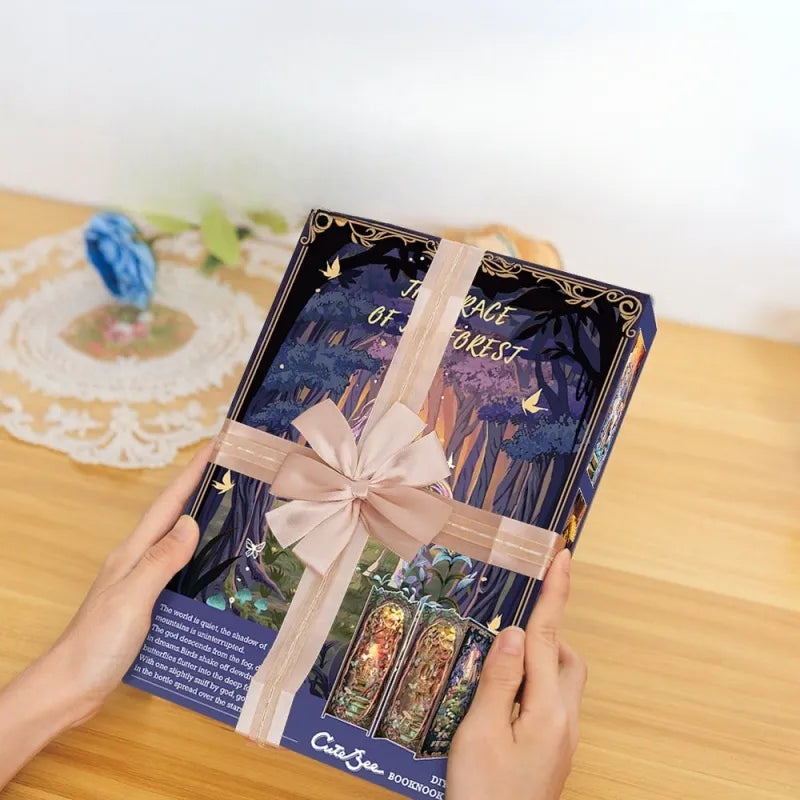 Geschenkverpackung des Book Nook - The Grace of The Forest für Sammler und als ideales Geschenk