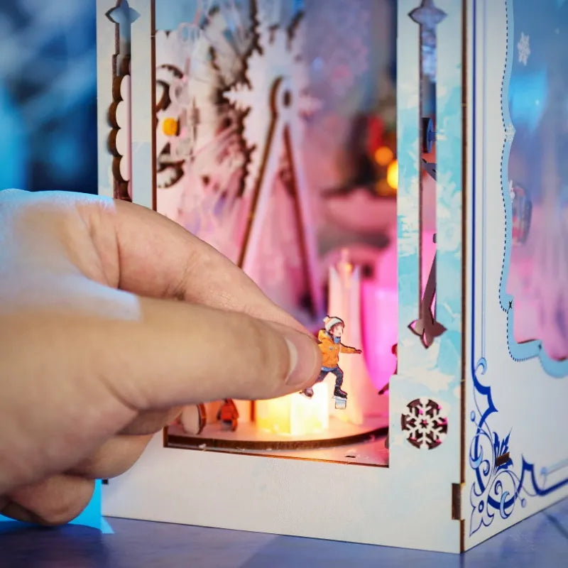 Detailansicht eines dekorativen Elements im Book Nook - The Great Ice World mit feinen Details