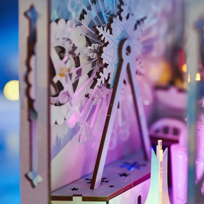 Detailansicht eines dekorativen Elements im Book Nook - The Great Ice World mit feinen Details