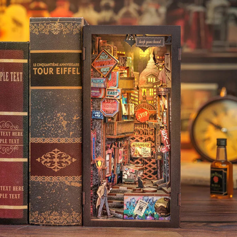 Book Nook - The Long Goodbye Gesamtansicht mit detaillierter Szenerie