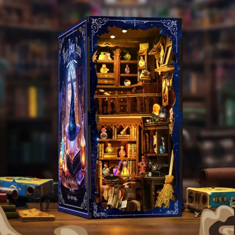 Seitliche Ansicht des Book Nook - The Magic Study mit gut sichtbaren Elementen