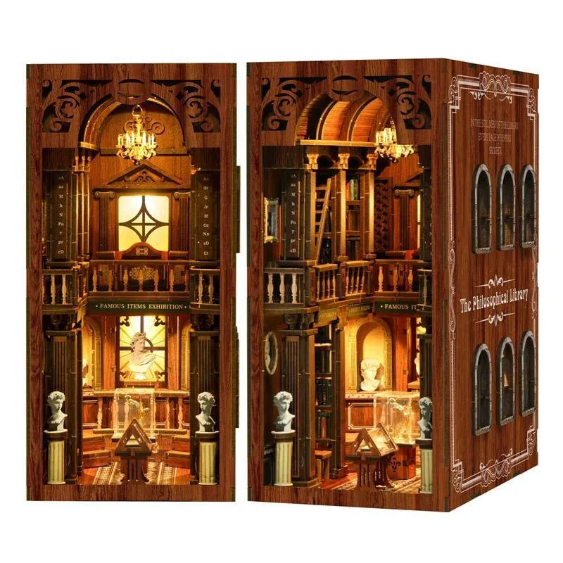 Book Nook - The Philosophical Library Gesamtansicht mit präzise geschnittenen Holzteilen und hochwertiger Verarbeitung