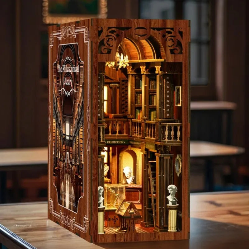 Seitliche Ansicht des Book Nook - The Philosophical Library mit gut sichtbaren Elementen