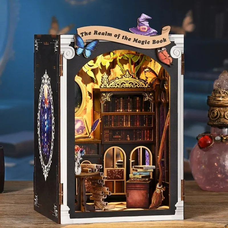 Book Nook - The Realm Of The Magic Book Gesamtansicht mit detaillierter Szenerie