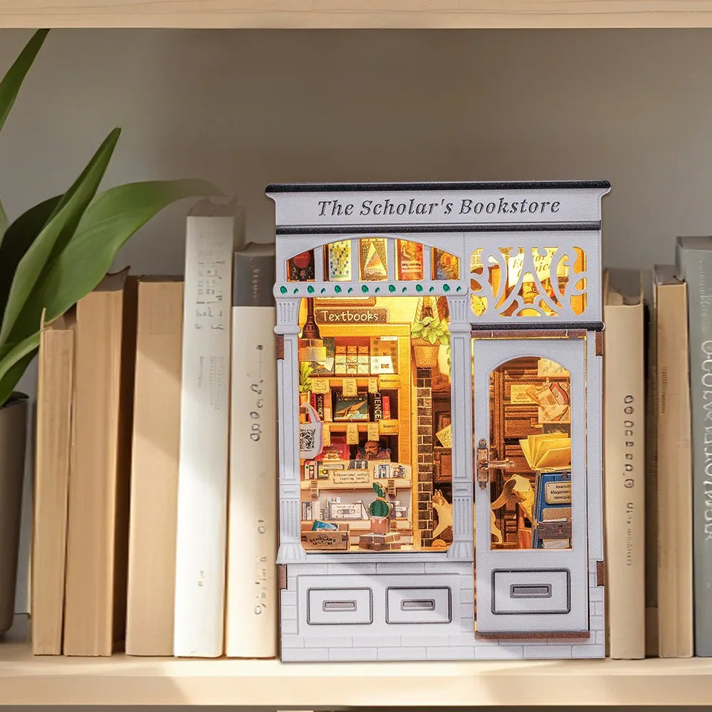 Book Nook - The Scholar's Bookstore dekorativ auf einem Schreibtisch platziert