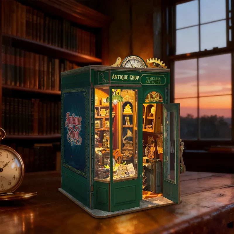 Seitliche Ansicht des Book Nook - Timeless Antique Shop mit gut sichtbaren Elementen