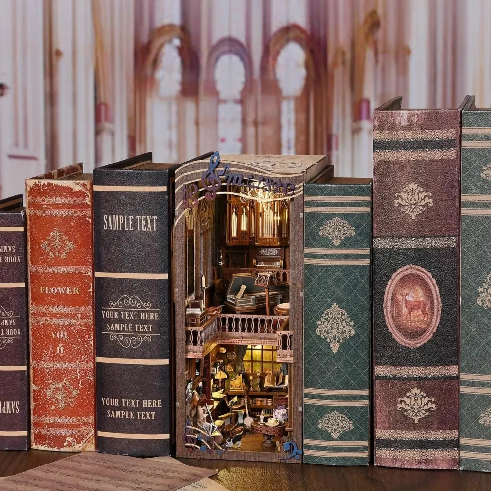 Book Nook - Timeless Melody dekorativ auf einem Schreibtisch platziert