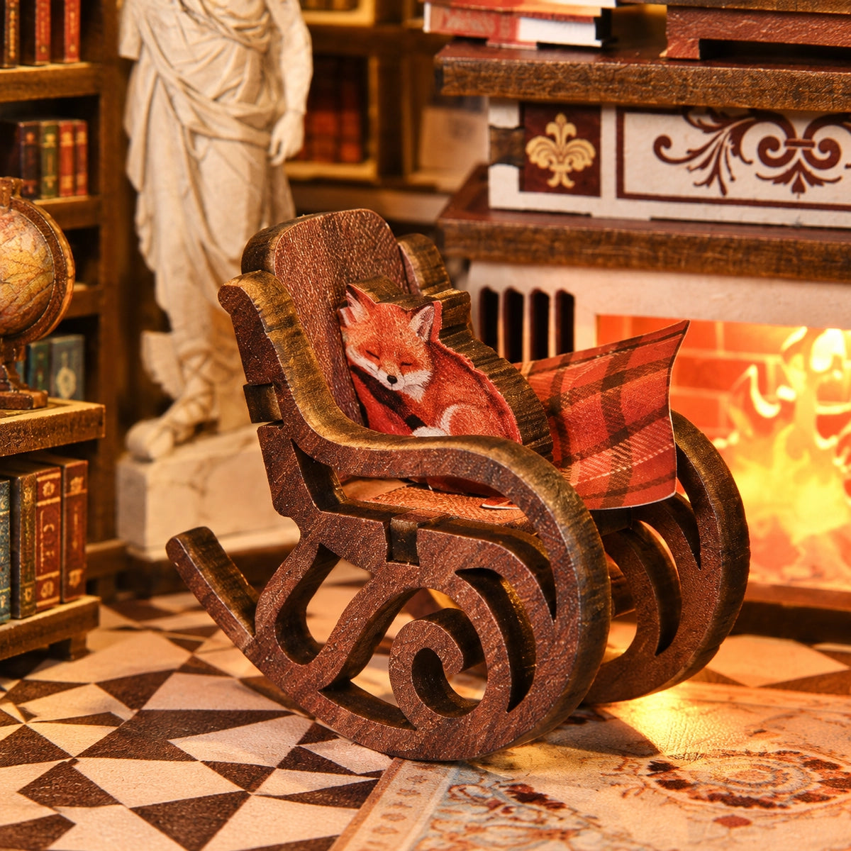 Traveler's Bookstore – Fuchsfigur im Schaukelstuhl am dekorativen Kamin