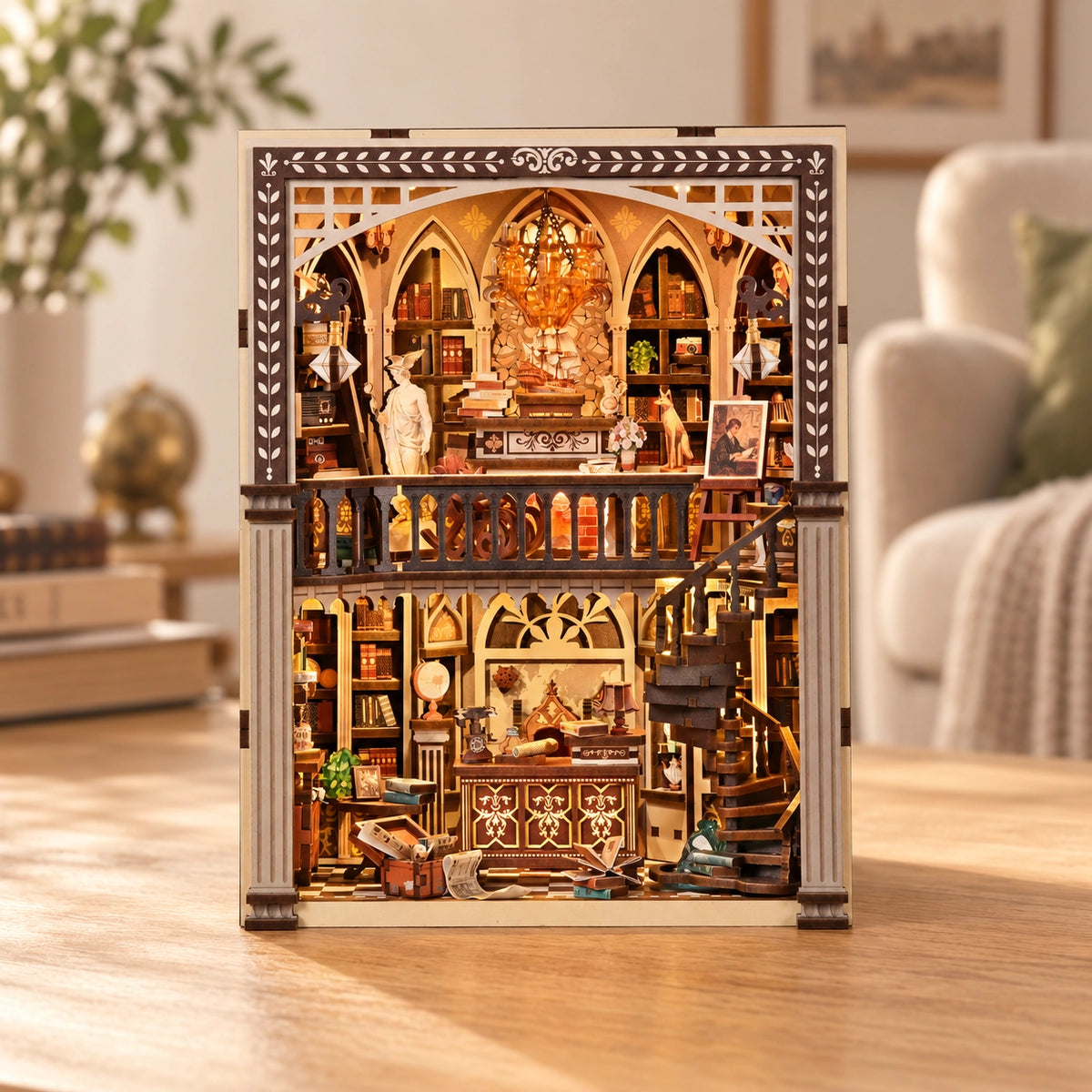 Traveler's Bookstore – Helle Frontansicht der Bibliothek mit Galerie