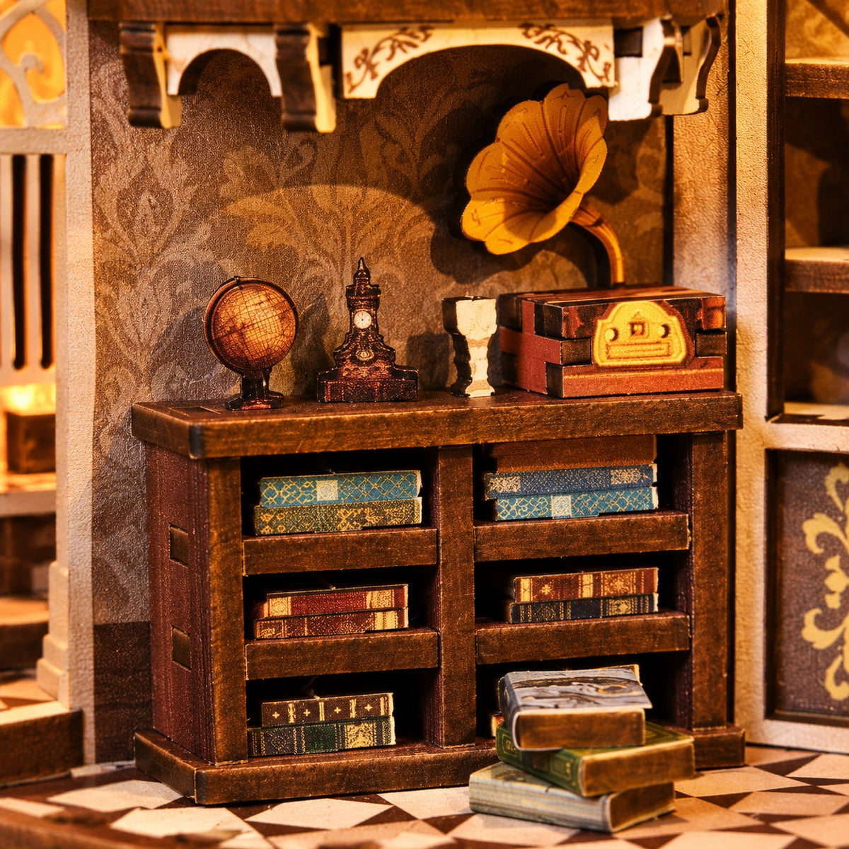 Traveler's Bookstore – Grammophon-Modell und Globus auf dem Bücherregal