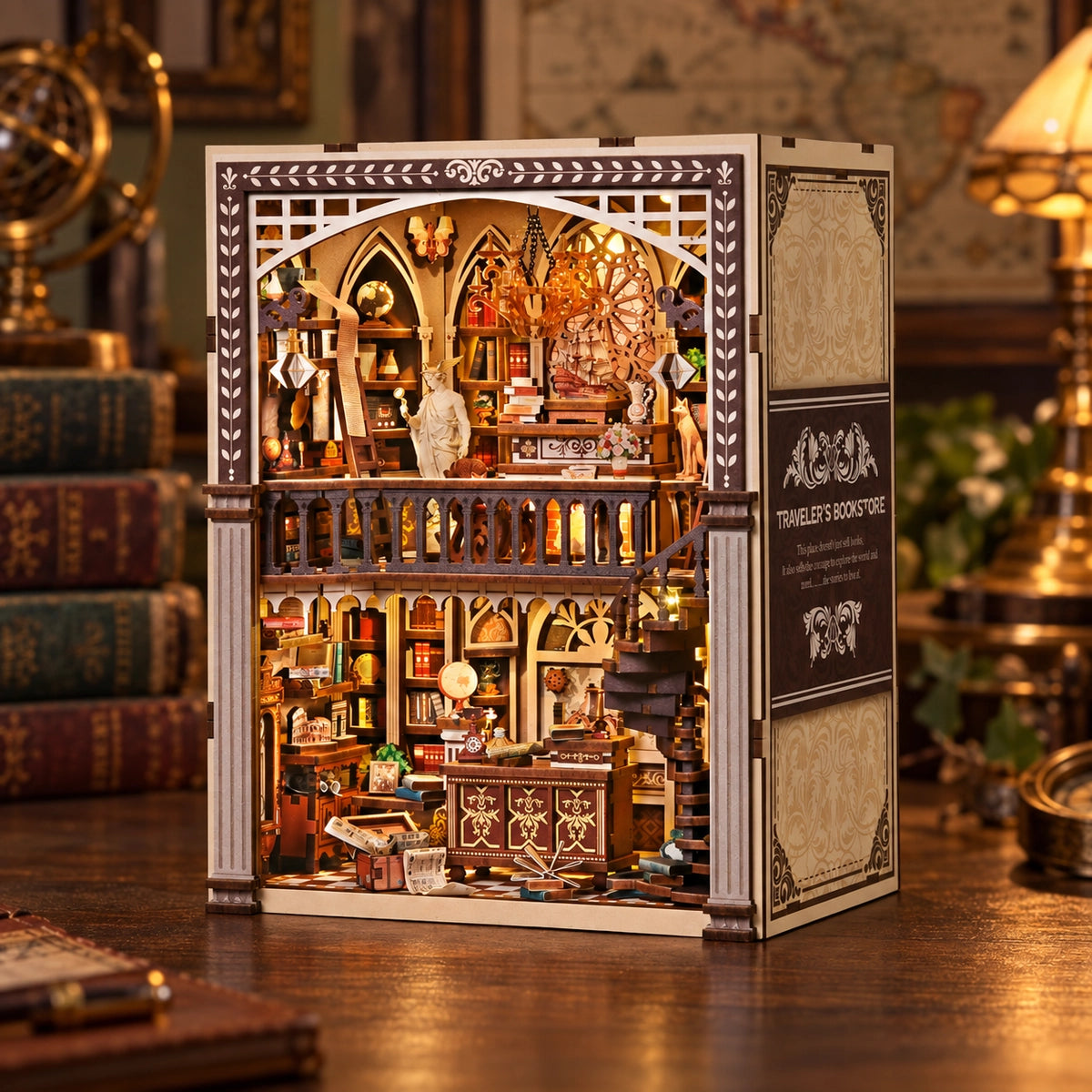 Traveler's Bookstore – Schräge Ansicht mit ornamentierter Buchhülle