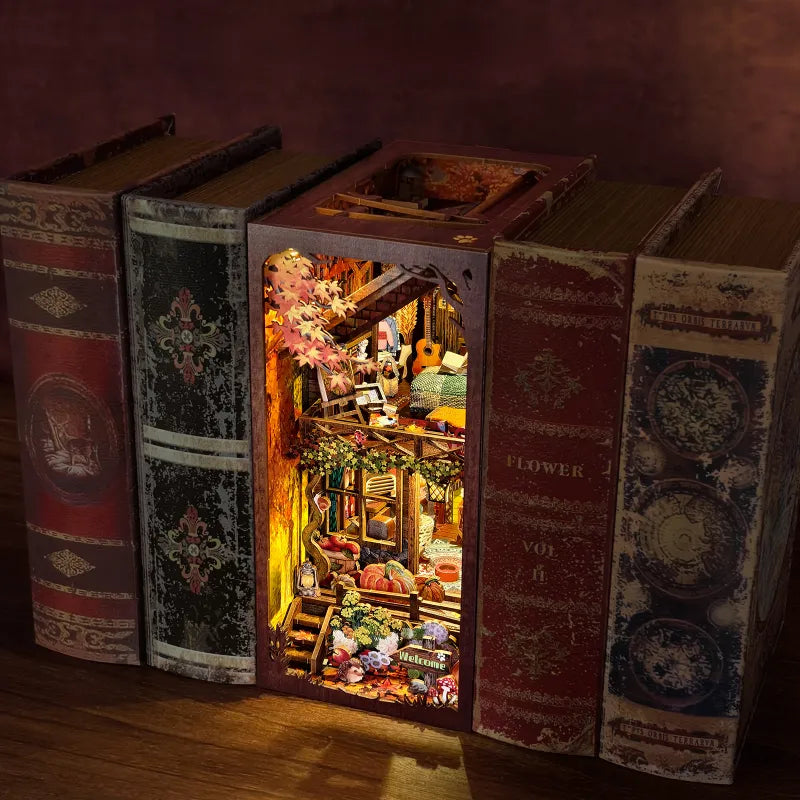 Book Nook - Twilight Cottage dekorativ auf einem Schreibtisch platziert