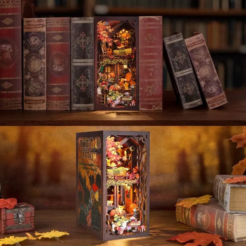 Book Nook - Twilight Cottage dekorativ auf einem Schreibtisch platziert